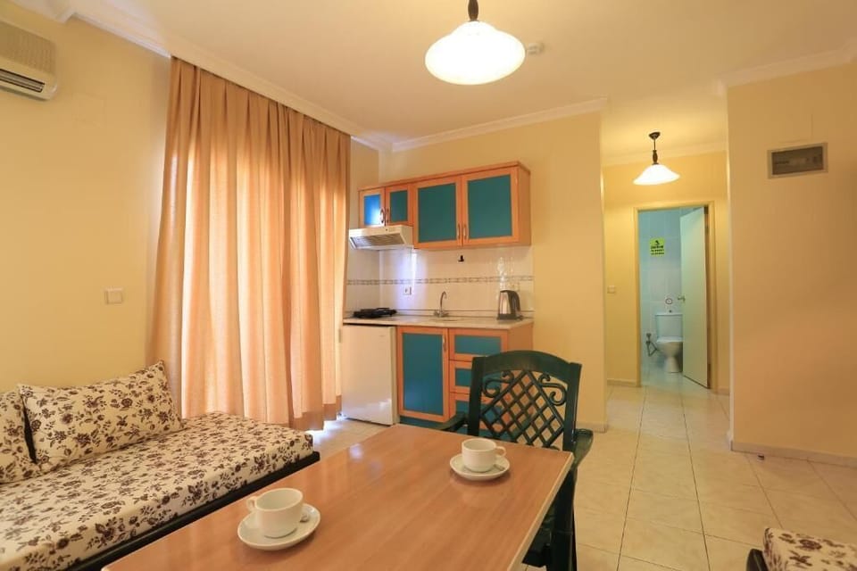 Fridge, stovetop, coffee/tea maker, highchair