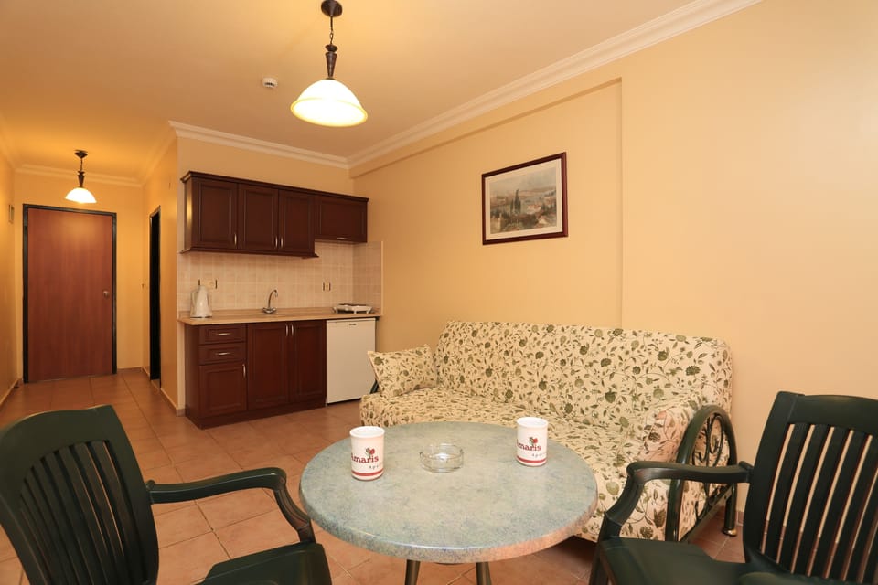 Standard Apartment, 1 Bedroom, Pool View | Living area