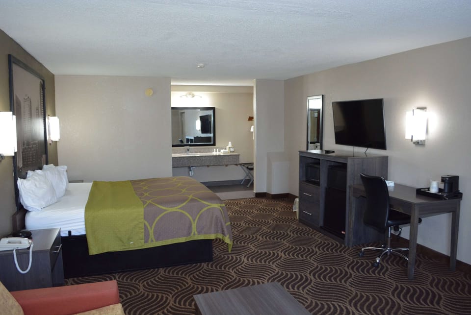 Business Room, 1 King Bed, Non Smoking | Desk, iron/ironing board, free cribs/infant beds, rollaway beds