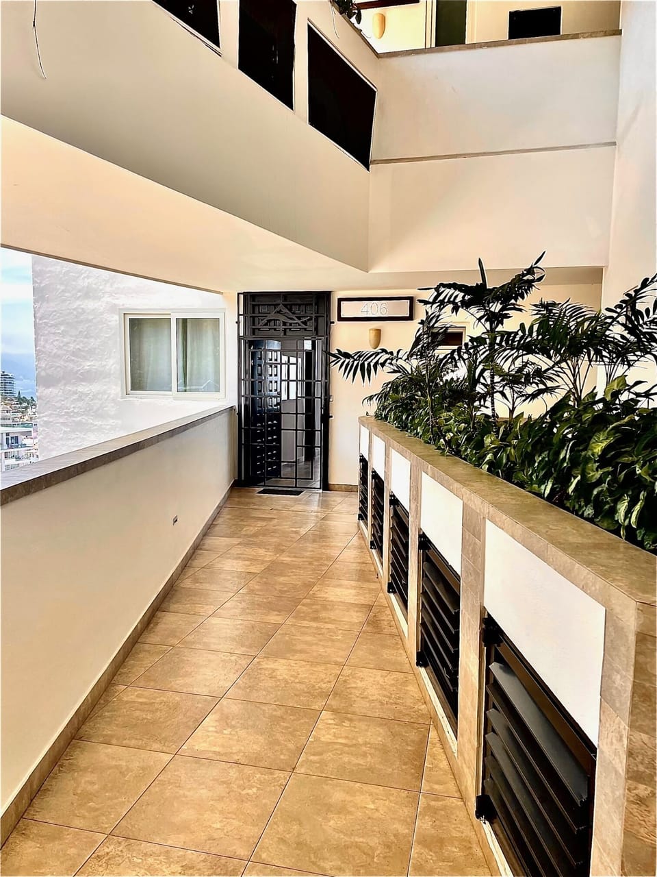 Corridor towards Signature 406