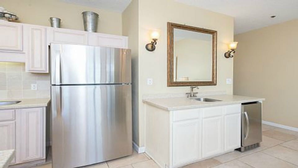 Wetbar with Under Counter Icemaker