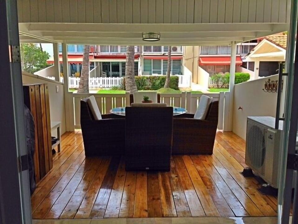 Terrace on the back side overlooking the beach. Got spot to have dinner!!!