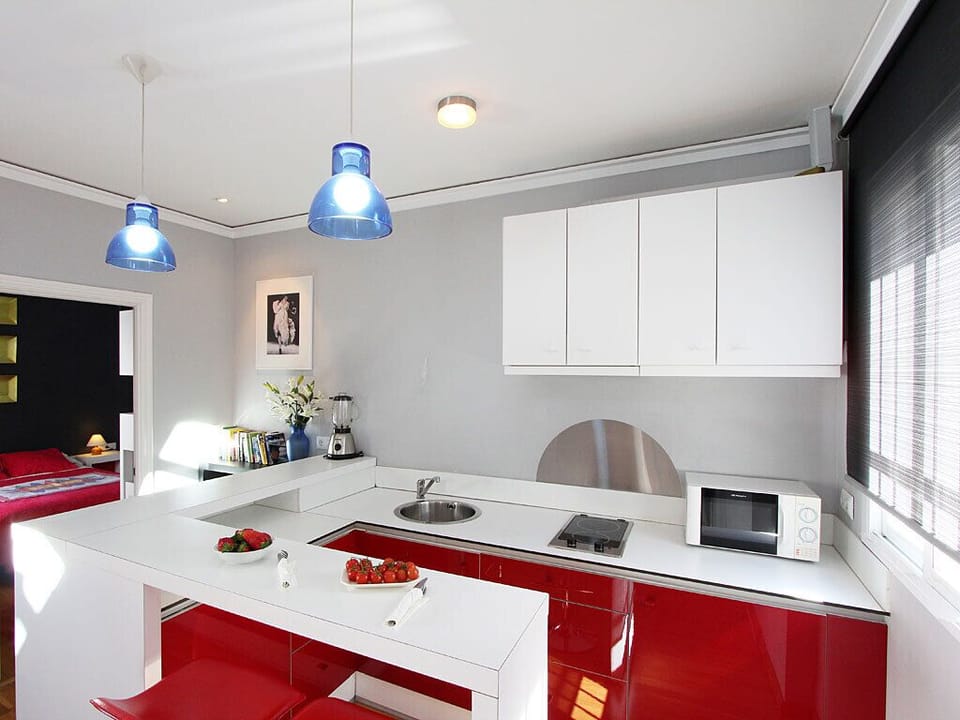 Kitchen with all main utensils and appliances for self-catering - veoapartment