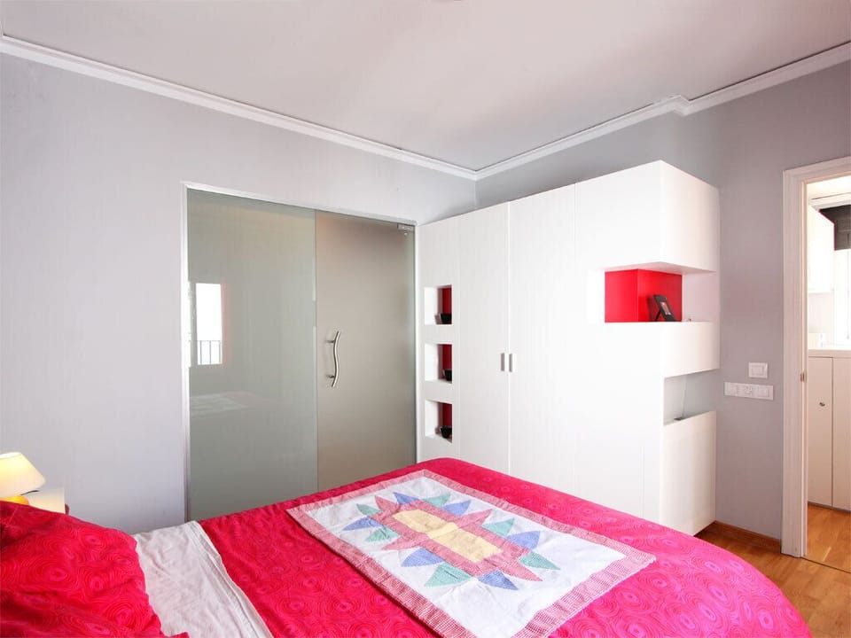 Bedroom with double bed, wardrobe and en-suite bathroom - veoapartment