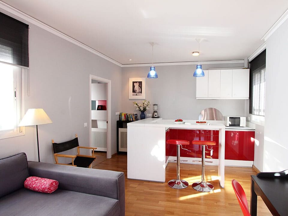 Living room and open-plan kitchen with breakfast bar - veoapartment
