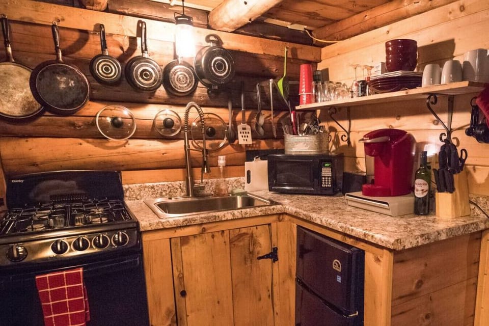 Stocked kitchen, Kuerig coffee maker, mini fridge, microwave, propane stove