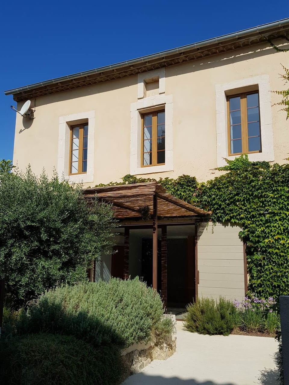 L'entrée de la maison : la maison est une partie d'une ancienne ferme (bergerie)