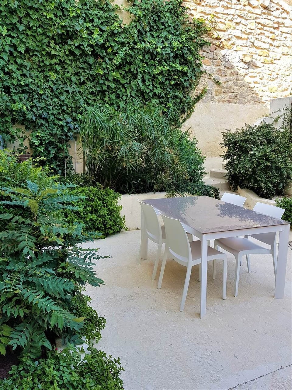Le patio à l'arrière de la maison