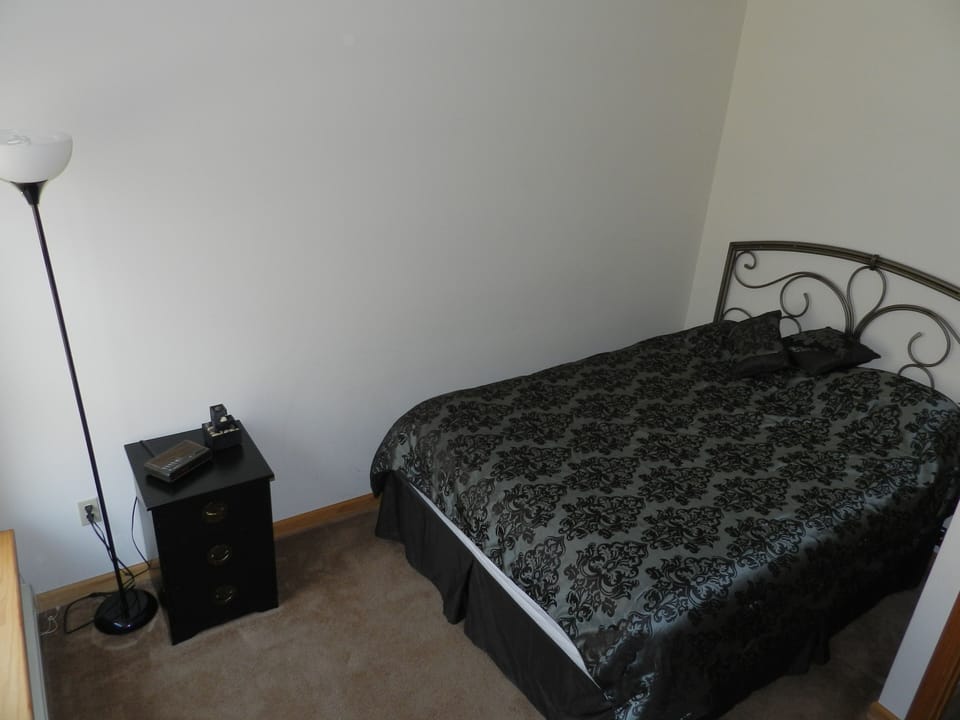 bedroom #3 queen bed