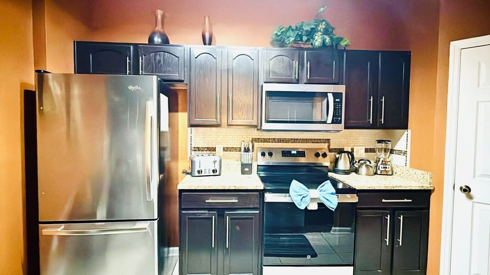 Fully equipped kitchen with cookware, glassware & flatware.