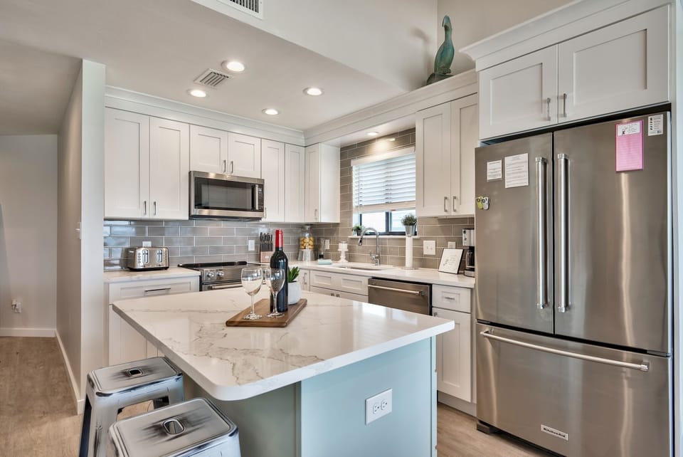 Beautiful kitchen with LOTS of upgrades 