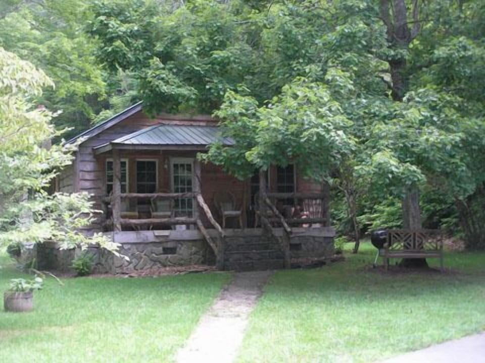 1 Bedroom + Queen Sleeper sofa, 1 Bath DSL/Wifi, Sleeps 4 max