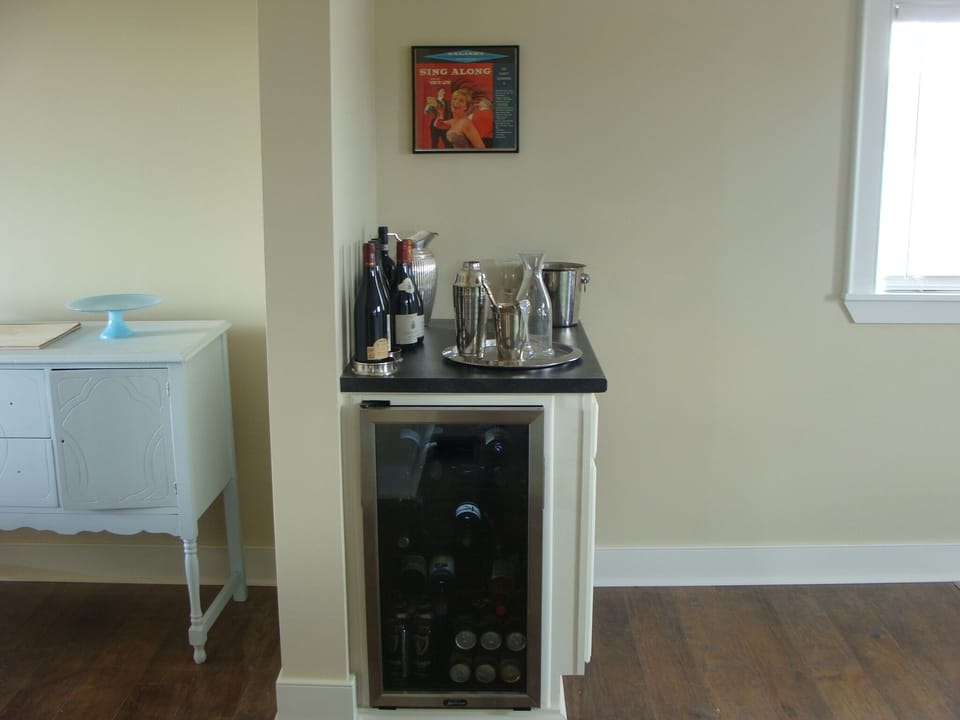 Bar area complete with wine / beer fridge.  Ample supply of glasses and barware.