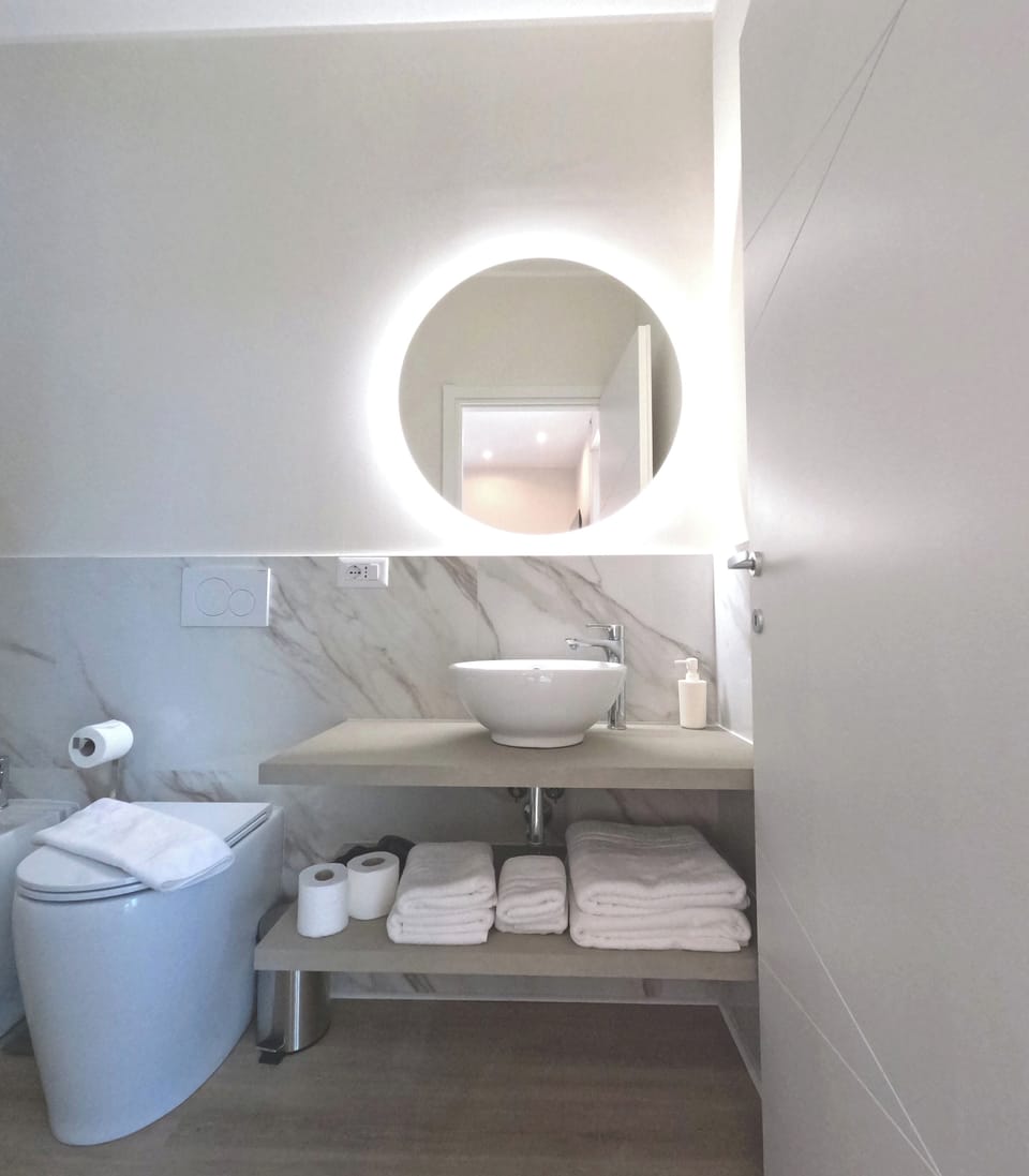 Luxury Double Room, Hot Tub | Bathroom | Eco-friendly toiletries, hair dryer, bidet, towels