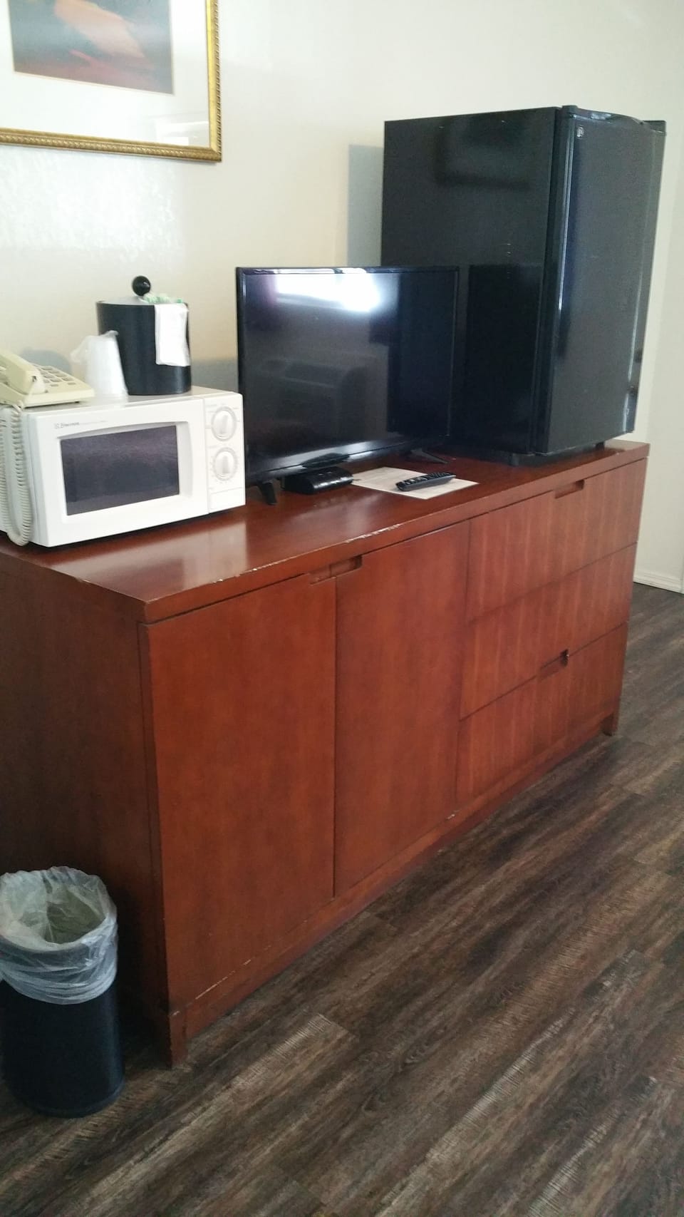 Standard Room, 1 Queen Bed, Non Smoking, Refrigerator & Microwave | Blackout drapes, iron/ironing board, rollaway beds, free WiFi