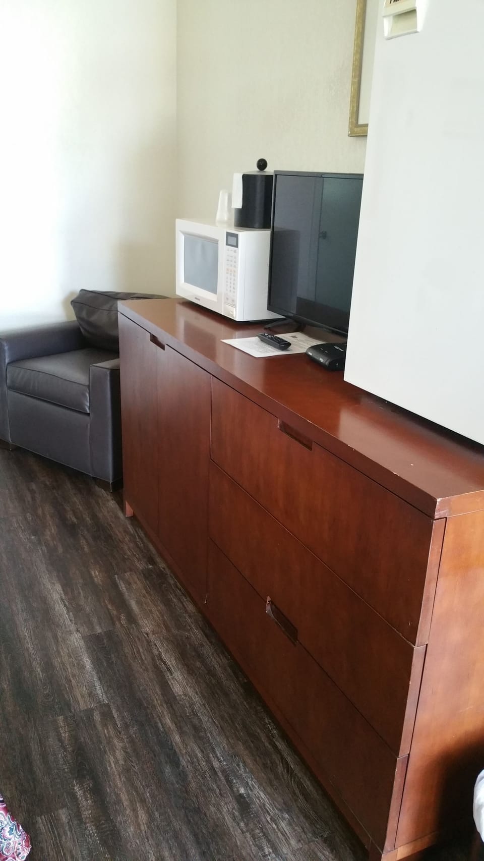 Standard Room, 1 Queen Bed, Smoking, Refrigerator & Microwave | Blackout drapes, iron/ironing board, rollaway beds, free WiFi