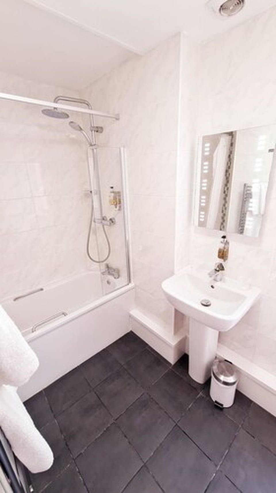 Double Room | Bathroom amenities | Combined shower/tub, free toiletries, hair dryer, towels