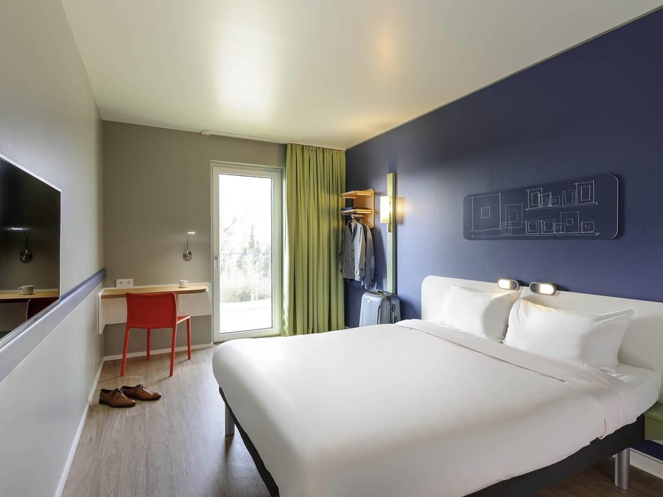 Room, 1 Double Bed | In-room safe, soundproofing