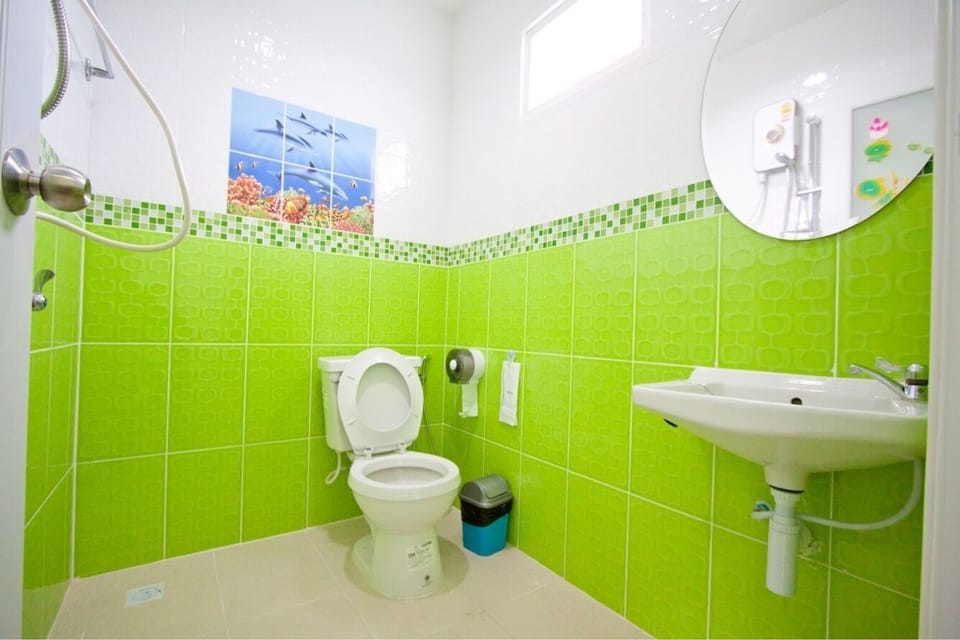 Shower, free toiletries, towels
