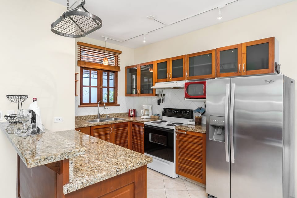 Deluxe Suite, 2 Bedrooms, Garden View | Private kitchen