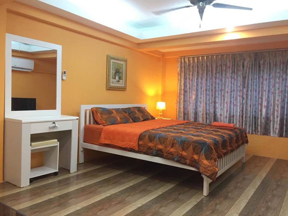 Standard Double Room | In-room safe, soundproofing, free WiFi, bed sheets