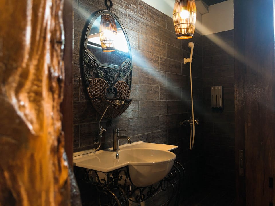 Comfort Double Room, Private Bathroom (302) | Bathroom | Free toiletries, hair dryer, slippers, towels