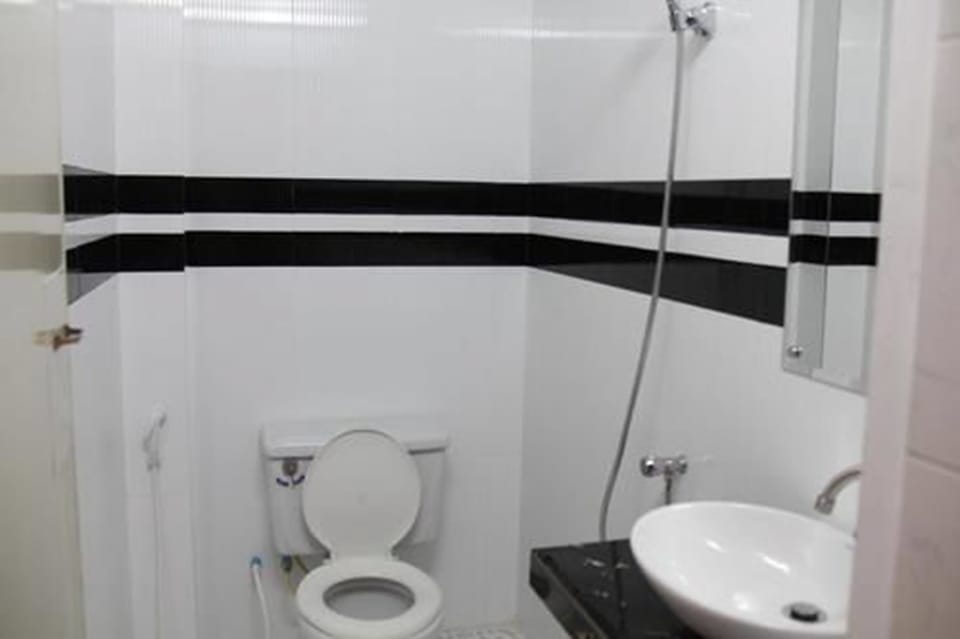 Shower, free toiletries, towels