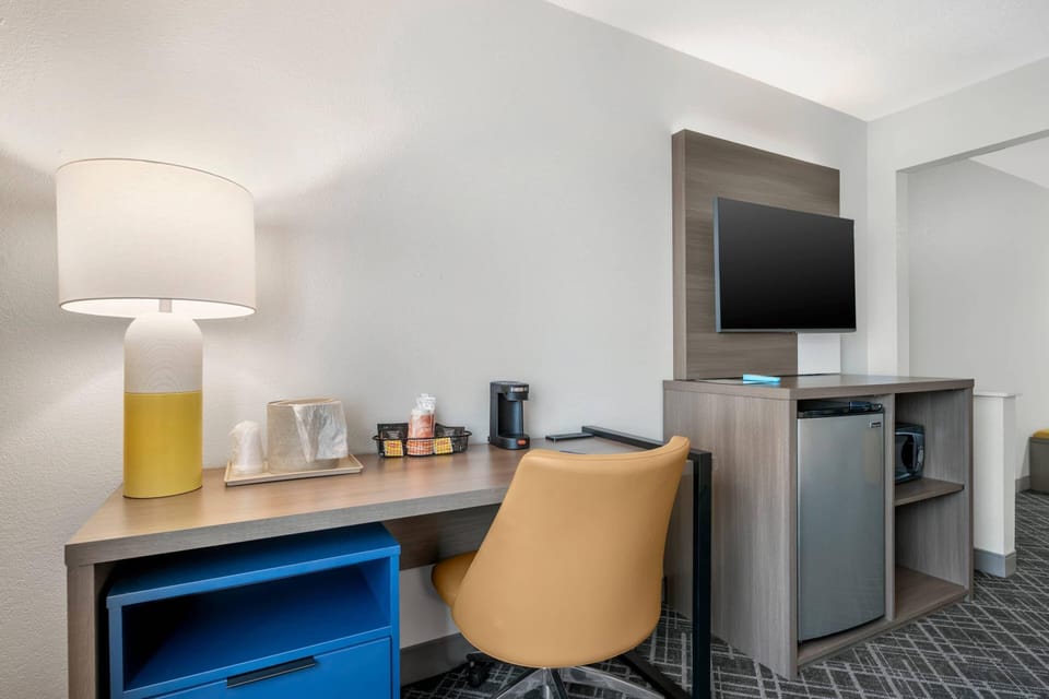 Suite, 1 King Bed with Sofa bed, Non Smoking | Desk, iron/ironing board, free WiFi, bed sheets
