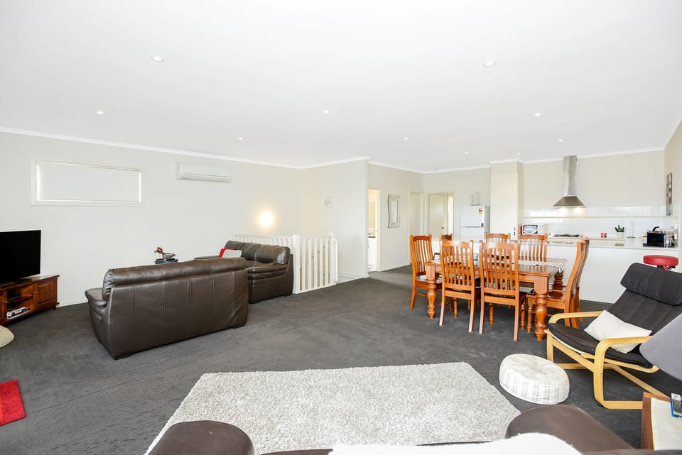 Bayside Holiday Home | In-room dining