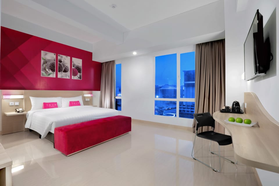 Deluxe Premier Room | Minibar, in-room safe, desk, free WiFi