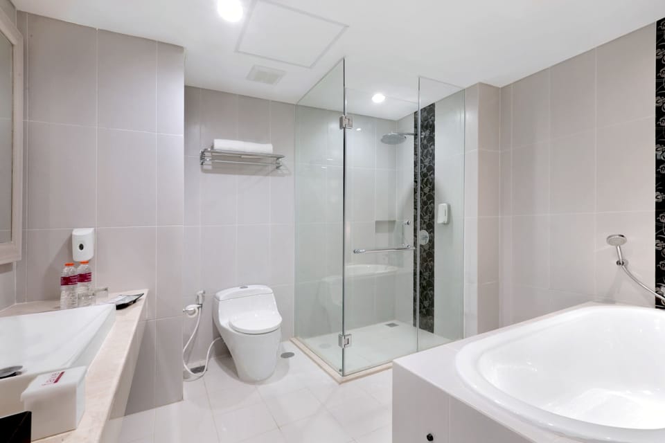 Suite | Bathroom | Free toiletries, slippers, towels