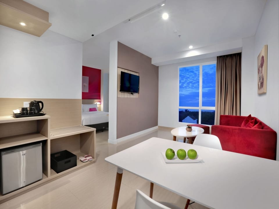 Suite | Minibar, in-room safe, desk, free WiFi