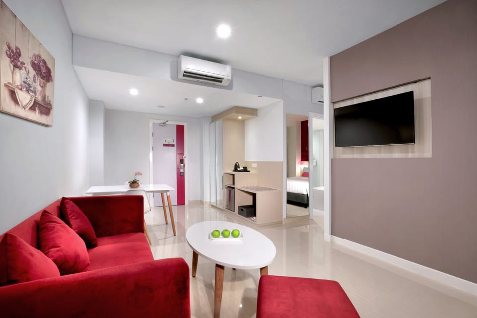 Suite | Living area | Flat-screen TV