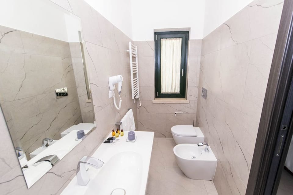 Superior Triple Room (Iris) | Bathroom | Free toiletries, hair dryer, bidet, towels