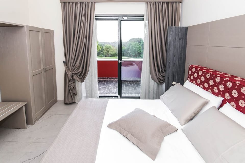 Superior Quadruple Room (Rosa) | Minibar, desk, soundproofing, free WiFi