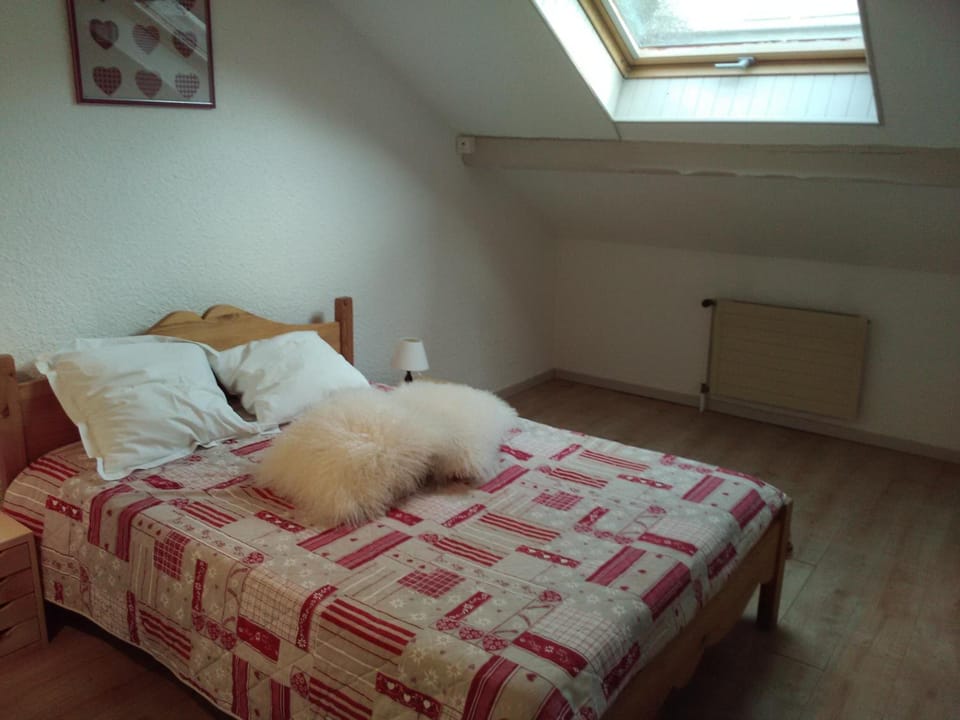 Iron/ironing board, bed sheets