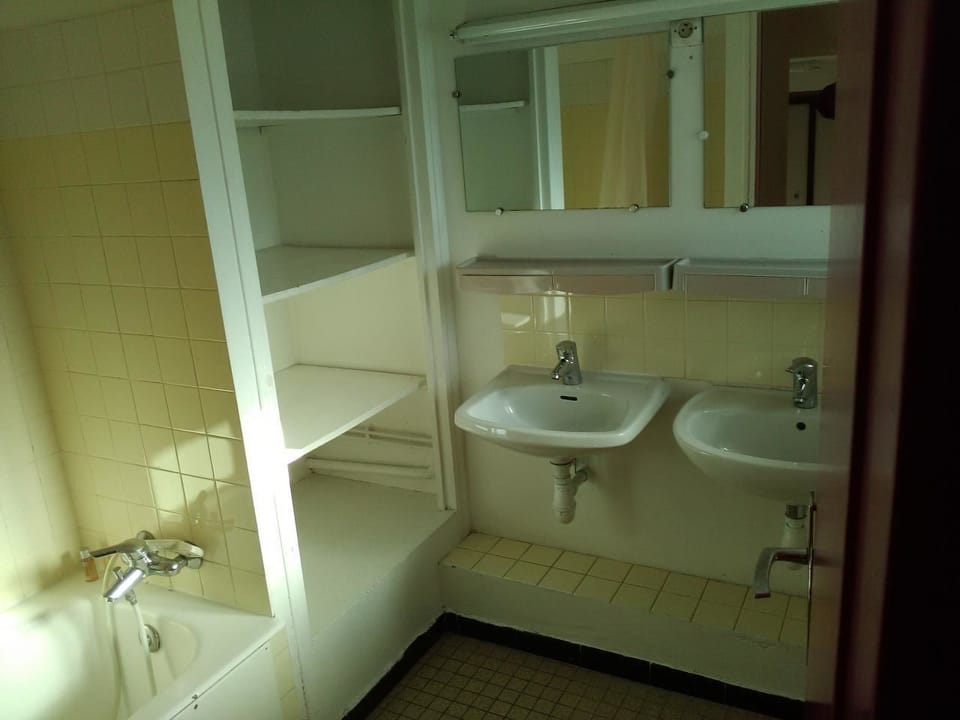 Shower, towels
