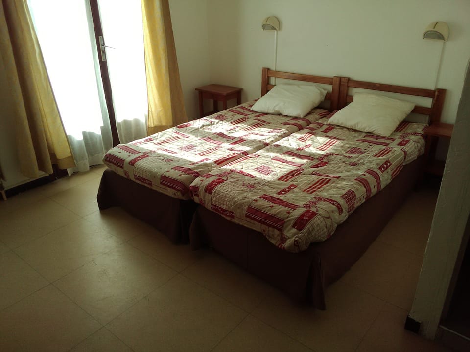 Iron/ironing board, bed sheets
