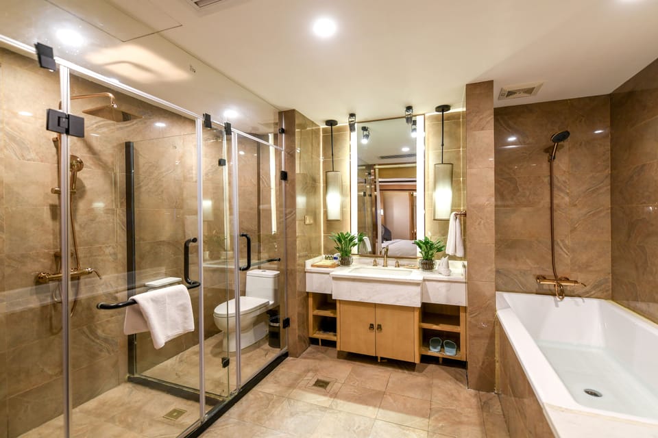 Deluxe Suite (Free Train Station Pick Up) | Bathroom | Shower, rainfall showerhead, designer toiletries, hair dryer