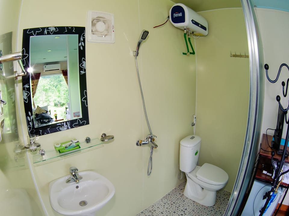 Container Bungalow  | Bathroom | Shower, hydromassage showerhead, free toiletries, hair dryer
