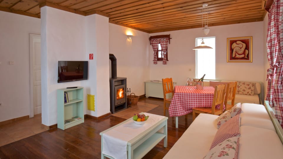 Family Suite | Living area | 48-inch flat-screen TV with satellite channels, TV