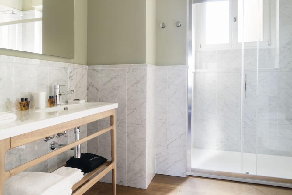 Suite | Bathroom | Shower, free toiletries, hair dryer, bidet