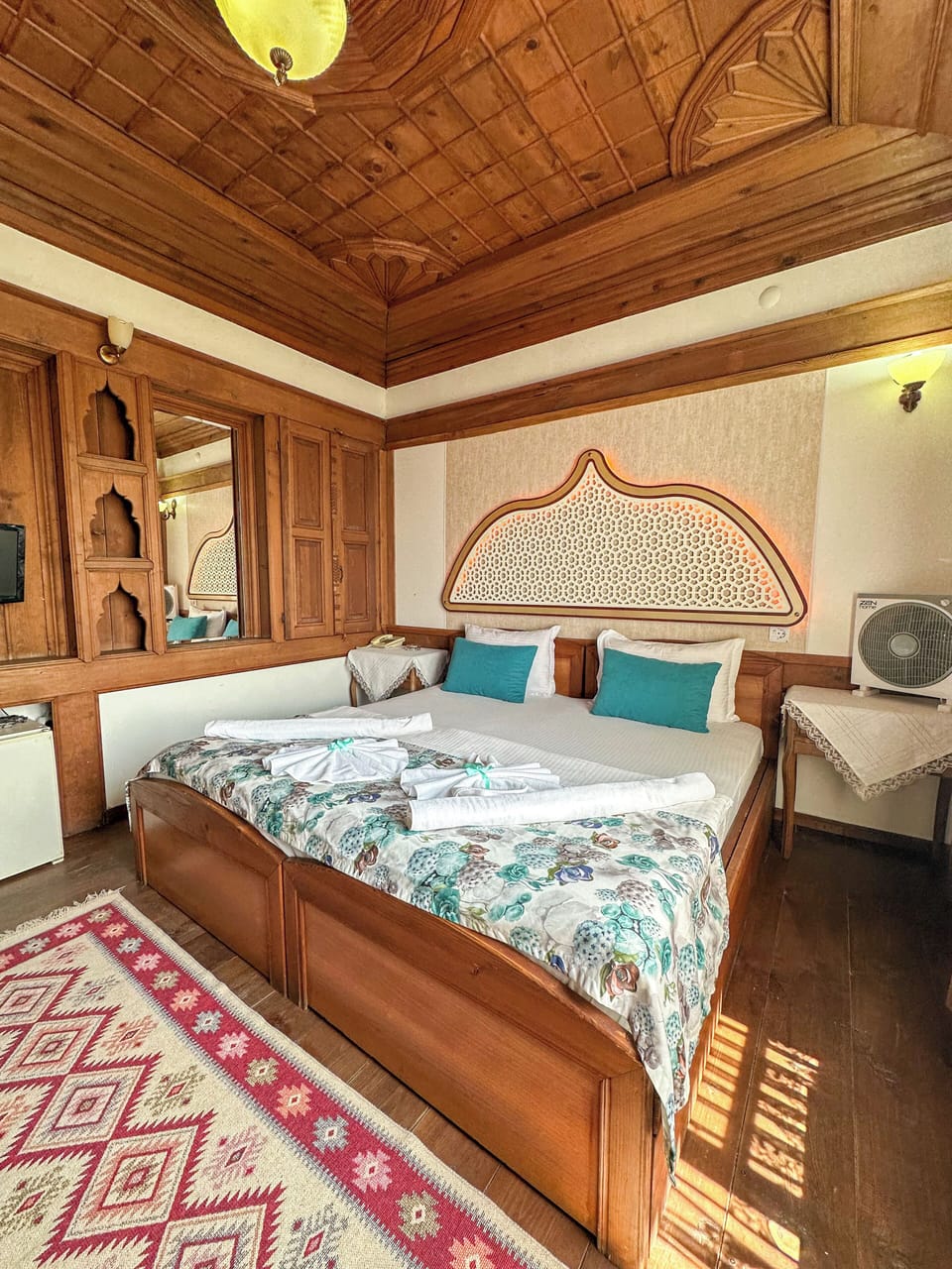 2 bedrooms, premium bedding, minibar, desk
