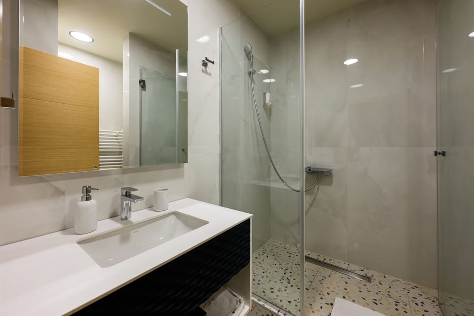 Superior Double Room, 1 King Bed, City View | Premium bedding, minibar, in-room safe, desk