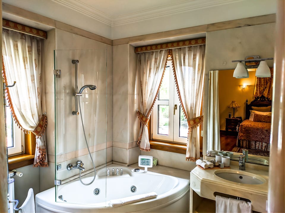 Deluxe Room, Garden View | Bathroom | Free toiletries, hair dryer, bathrobes, slippers