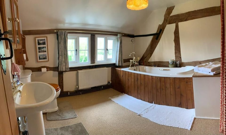 Double Room, Private Bathroom, Garden View (West Wing ) | Bathroom