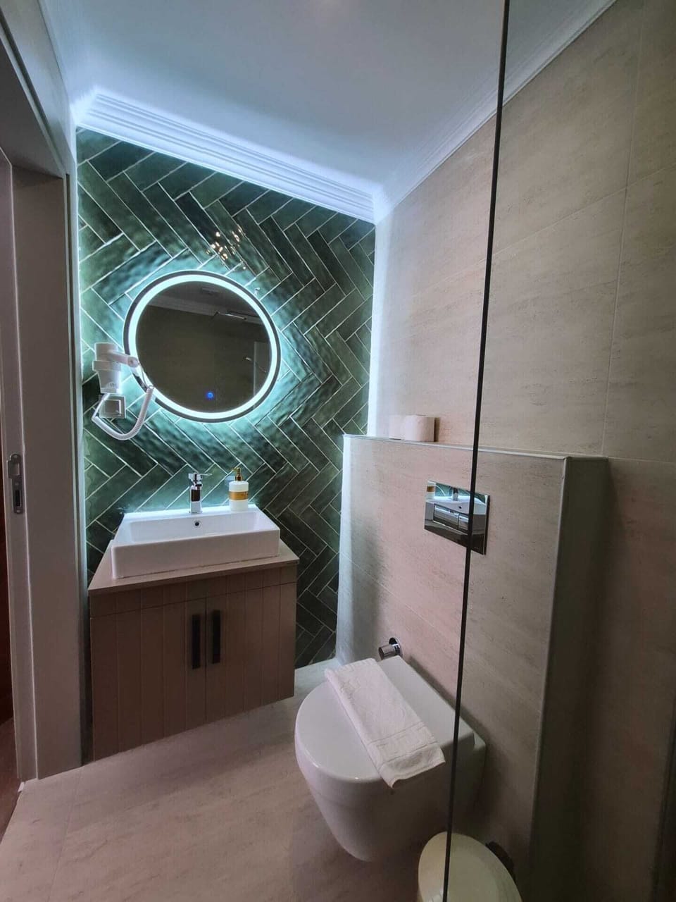 Double Room | Bathroom | Shower, free toiletries, hair dryer, slippers