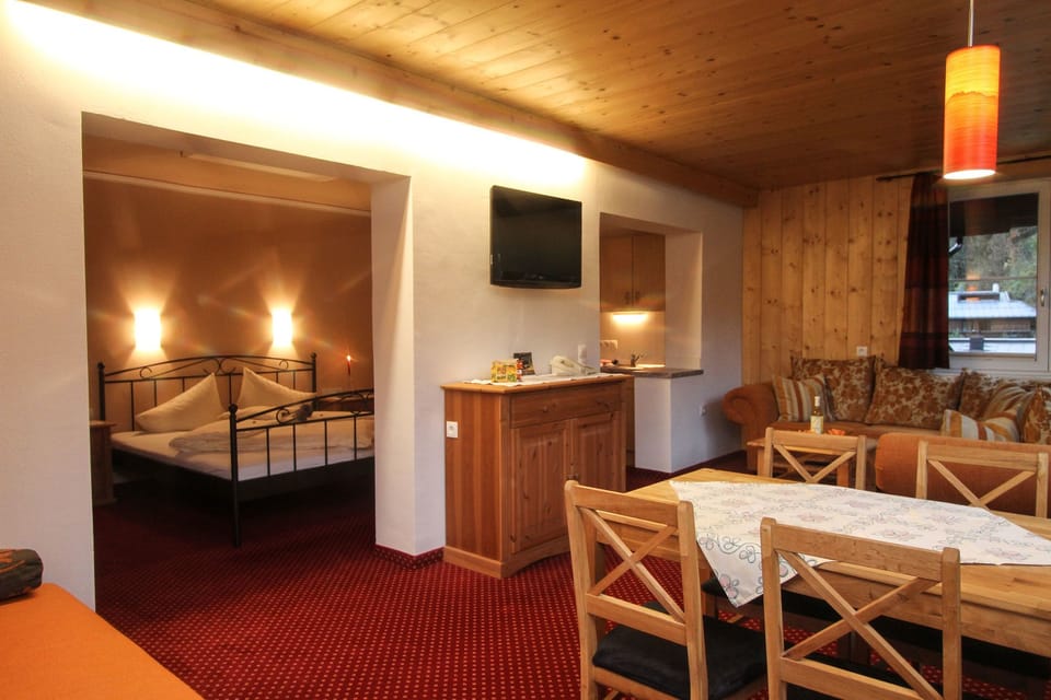 Junior Suite | Desk, cribs (surcharge), WiFi (free), bed sheets