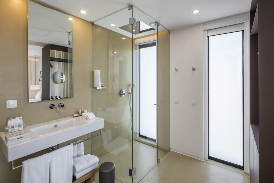 Superior Double or Twin Room, Marina View | Bathroom | Shower, rainfall showerhead, designer toiletries, hair dryer