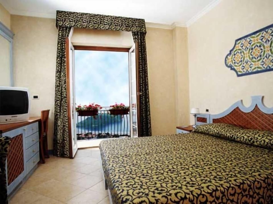 In-room safe, desk, cribs/infant beds